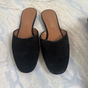 NANETTE LEPORE Ester Black Flat Suede Slip on 
Mules 7.5
